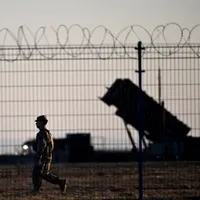 Un soldat trece pe lângă sistemele de apărare antiaeriană Patriot instalate la centrul militar pentru Ucraina de la Rzeszow, din Polonia - Foto: Profimedia Images