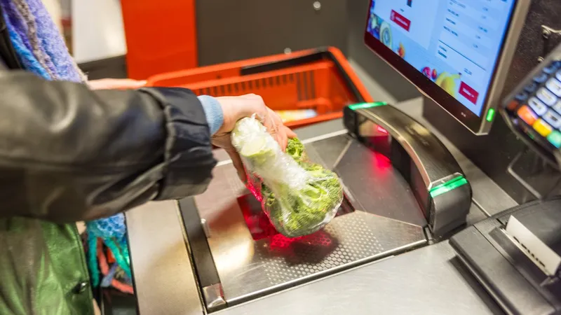 Aparat self-checkout, imagine cu caracter ilustrativ - Foto: Profimedia Images