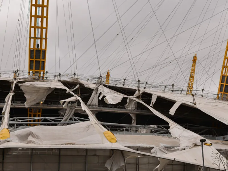 Acoperişul arenei O2 din Londra a fost distrus de furtuna Eunice. / Foto: digi24.ro