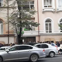 Părinții s-au adunat în fața Școlii „Titu Maiorescu” din București fără să țină cont de distanțarea socială