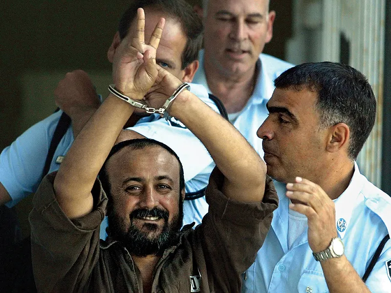 Marwan Barghouti escortat de poliția israeliană în timpul procesului său din 2003, la Tel Aviv