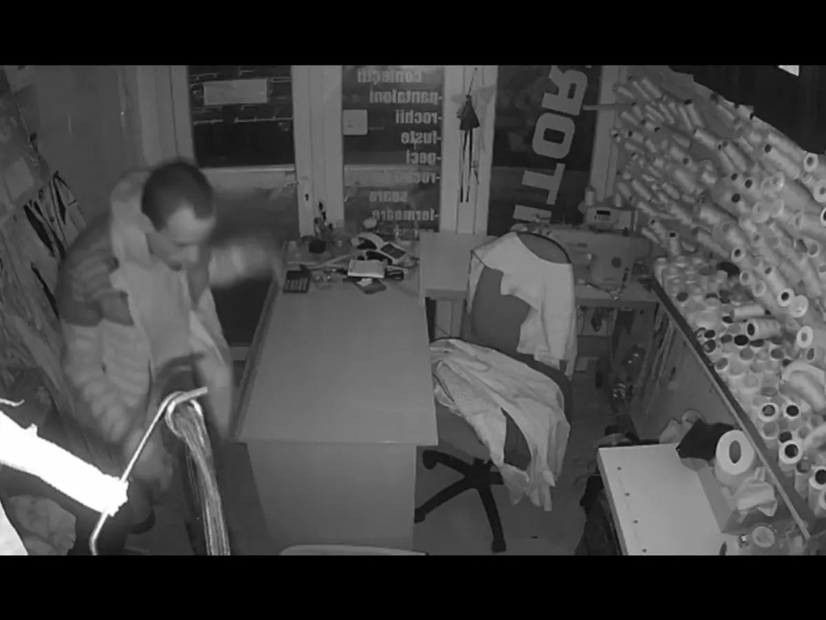 VIDEO Momentul în care un hoț intră într-o croitorie și caută bani. Greșeala care i-a ajutat pe polițiști