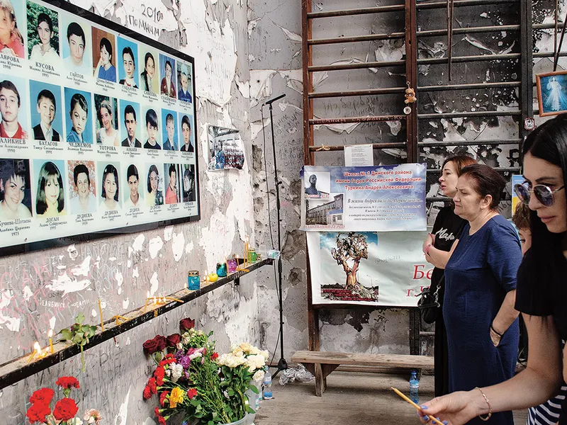 SEPTEMBRIE 2022. Omagiu adus victimelor de la Beslan, la 18 ani de la atacul soldat cu 334 de morți. Putin a folosit atacul pentru a centraliza puterea și a numi personal șefii de regiuni - Foto: Profimedia Images