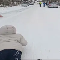 Primarul unei comune din Constanța a închis o stradă pentru ca cei mici să se dea cu săniile Foto: captură video Facebook