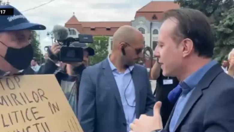 Florin Cîțu a stat preț de un minut de vorbă cu un protestatar nemulțumit de numirile politice făcute de PNL în funcțiile publice. Foto: Captură Digi24