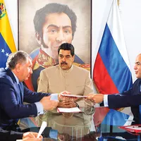 Președintele Nicolas Maduro „prezidează“ predarea monopolului asupra petrolului către Rosneft, reprezentată de Igor Sechin, apropiat al lui Putin