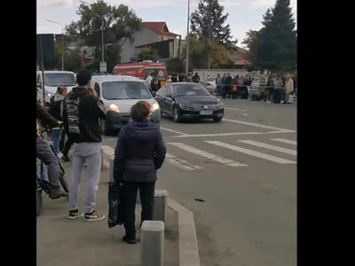 VIDEO Accident mortal în București. O femeie și copilul ei, loviți de o mașină pe trecerea de pietoni. Mama a murit