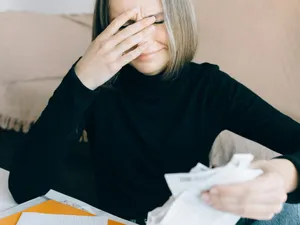 Femeie făcând calcule complicate - Foto: Pexels/Nataliya Vaitkevich