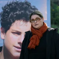 Antonia Salzano, mama lui Carlo Acutis, în faţa unui poster imens al fiului ei - Foto: Profimedia Images