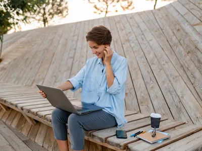 Femeie la muncă - Foto: Freepik