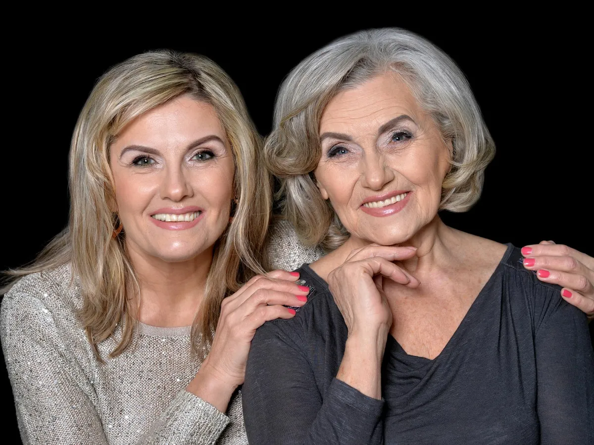 Femeie la tinerețe și femeie la pensie - Foto: Freepik