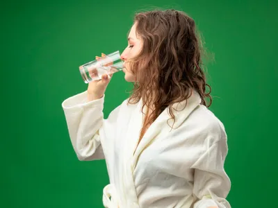 the person drinking the water - Foto: Freepik (Imagine cu rol ilustrativ)