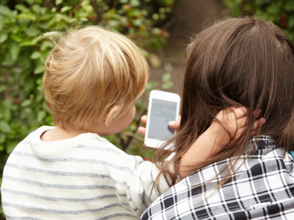 Boala secolului. Copiii mici care se uită la TV sau pe telefon dezvoltă anxietate. „Creierul devine mai lent””