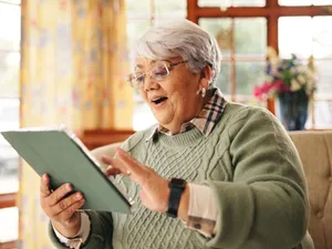 Pensionară primind vestea mult așteptată despre pensie - Foto: Freepik