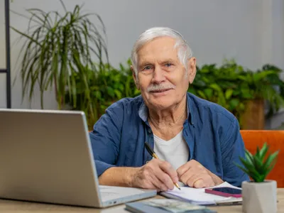 Pensionar așteptând explicații despre pensii - Foto: Freepik
