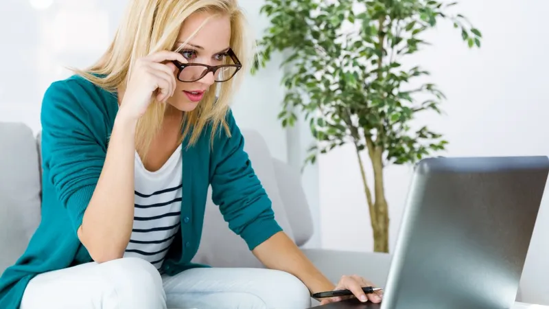 O femeie primește un mail care ar putea fi o escrocherie - Foto: Freepik (rol ilustrativ)
