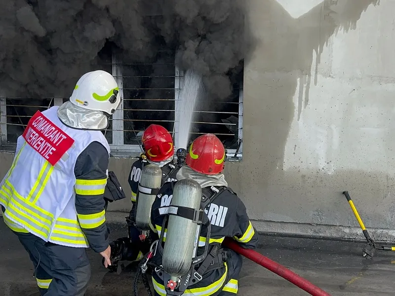 Incendiu la o hală de depozitare calculatoare Foto: ISU Maramureș