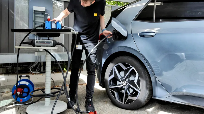 „Contorul” indică 1 kW, în bateria mașinii electrice ajung 0,7 kW. Cine „fură” curent la priză? - Foto: adac.de
