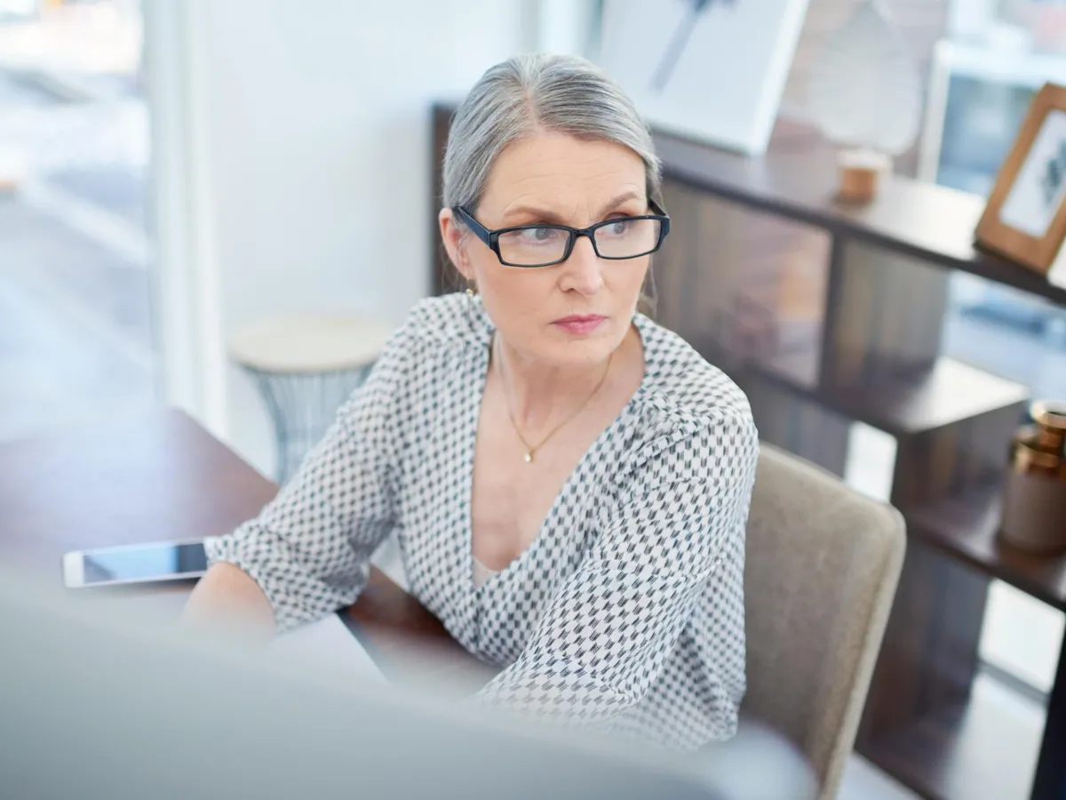 Pensionară la birou - Foto: Freepik