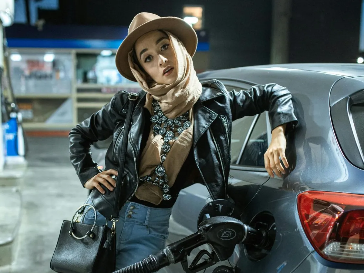 Femeie făcând plinul cu carburant auto - Foto: Pexels/RDNE Stock Project