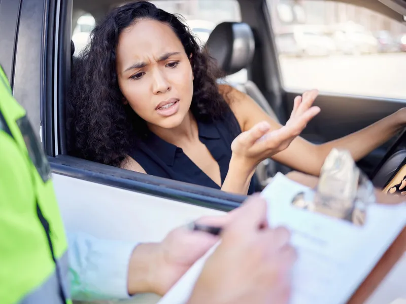 Când poate polițistul să te oprească și să îți facă un control corporal? Când poate inspecta mașina? - Foto: Freepik