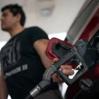 Cantitatea maximă de carburanţi care poate fi achiziţionată la preţ redus de la benzinăriile Mol din Ungaria a scăzut la 50 de litri. / Foto: Profimedia