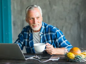 Pensionar muncind chiar și la pensie - Foto: Freepik