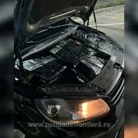 Ce au descoperit polițiștii sub capota unui autoturism de la vama Albița? Ce a urmat? - Foto: politia de frontiera