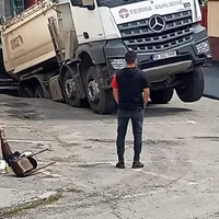 Un camion a rămas cu roțile în aer după ce asfaltul s-a rupt. Se întâmplă în România Foto: facebook/Cisnădia Adevărată