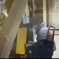 Captură video cu tânăra când bagă ceva în rucsac Sursa: Facebook