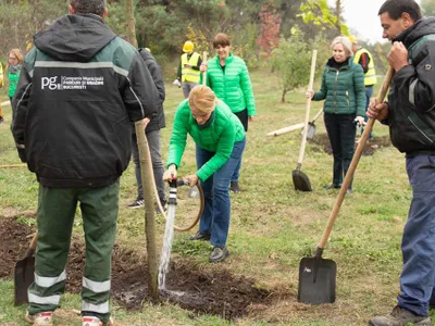 Gabriela Firea nu ratează nici o ocazie să-și promoveze imaginea. Aici, ecologistă. Foto: Facebook