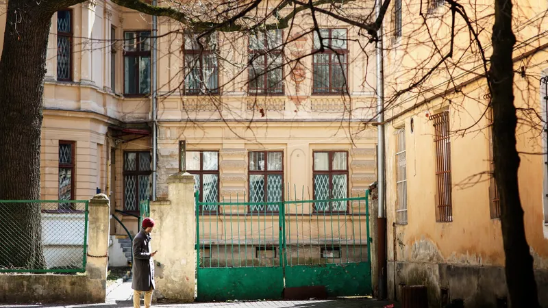 AMENDĂ de 5.000 lei pentru românii care stau la bloc de Paște. Ce NU au voie să facă în balconul lor - Foto: Freepik (imagine cu rol ilustrativ)