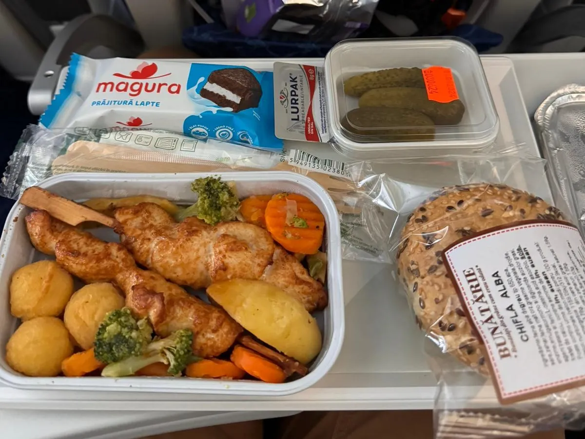 Serviciu catering pe zborul București - New York Foto: Arhivă personală pasager