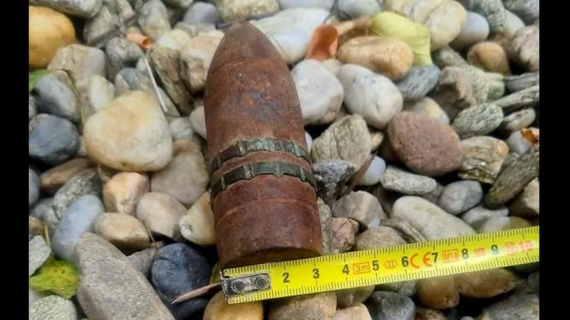 Proiectil descoperit în podul unei case din Giurgiu - Foto: ISU Giurgiu