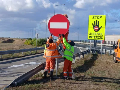 Drumarii montează noi indicatoare explicative suplimentare pentru șoferi pe autostrăzile din România - Foto: Facebook / DRDP Timişoara