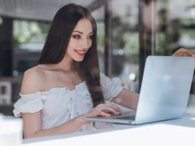 O femeie caută ceva pe laptop - Foto: Freepik (rol ilustrativ)