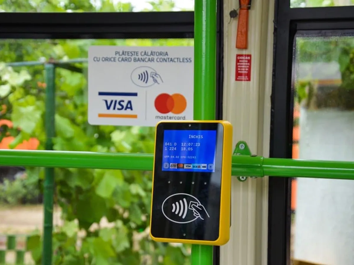 Bucureștenii vor putea plăti direct cu cardul în toate mijloacele mijloacele de transport în comun/FOTO: Facebook/STB