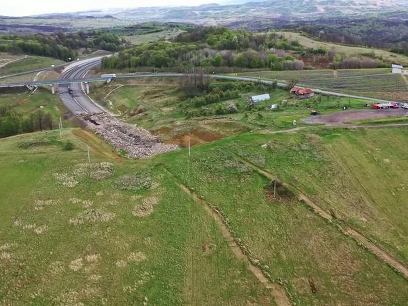 1.800.000.000 lei cheltuiți pentru ca autostrada să ocolească poteca urșilor. Animalele nu ar exista - Foto: Facebook/Asociația Pro Infrastructură