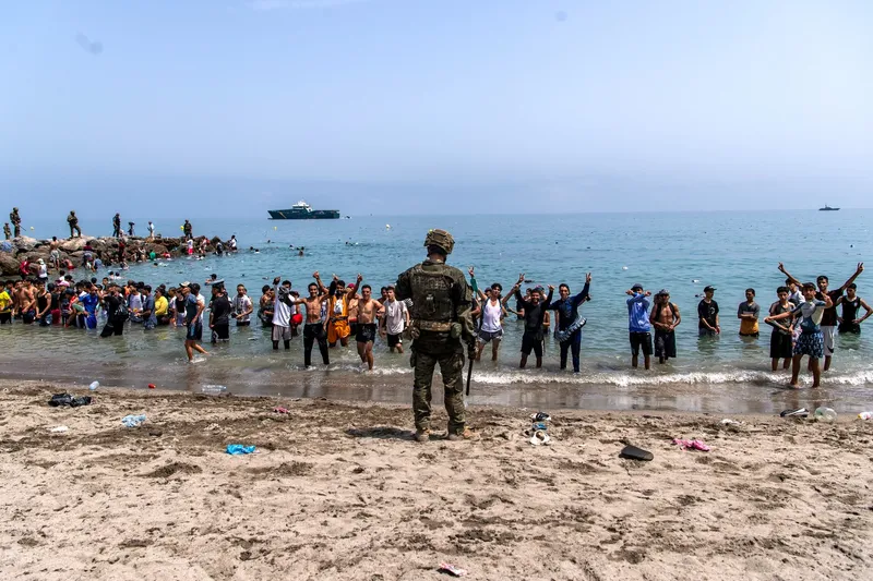 Soldații spanioli blochează accesul marocanilor &icirc;n Ceuta - Foto: Profimedia Images