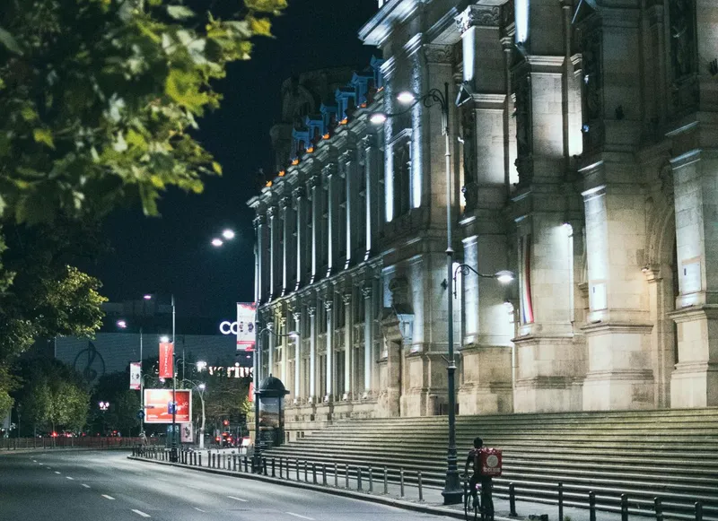 Clădirea Tribunalului din Bucureşti, pe cheiul D&acirc;mboviţei - Foto: Pexels/Marian Mirea