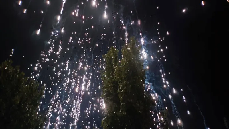 VIDEO „Ploaie” de bombe cu dispersie peste orașul Donețk, care incendiază totul. Interzise în UE / twitter