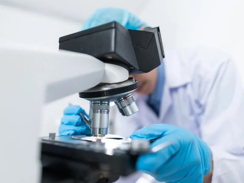 Om de ştiinţă folosind microscopul - Foto: Pexels/Chokniti Khongchum