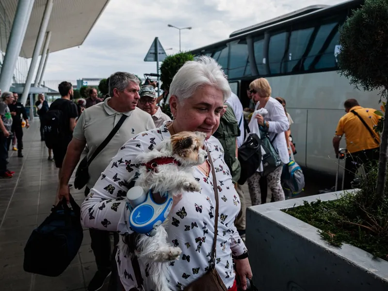 Personalul misiunii diplomatice a Rusiei și familiile acestora sosesc pe aeroportul din Sofia - Foto: Profimedia Images