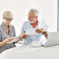 CASS și impozit, pentru pensionarii cu peste 3.000 lei. Cât plătesc dacă au o casă închiriată - Foto: Freepik (Imagine cu rol ilustrativ)