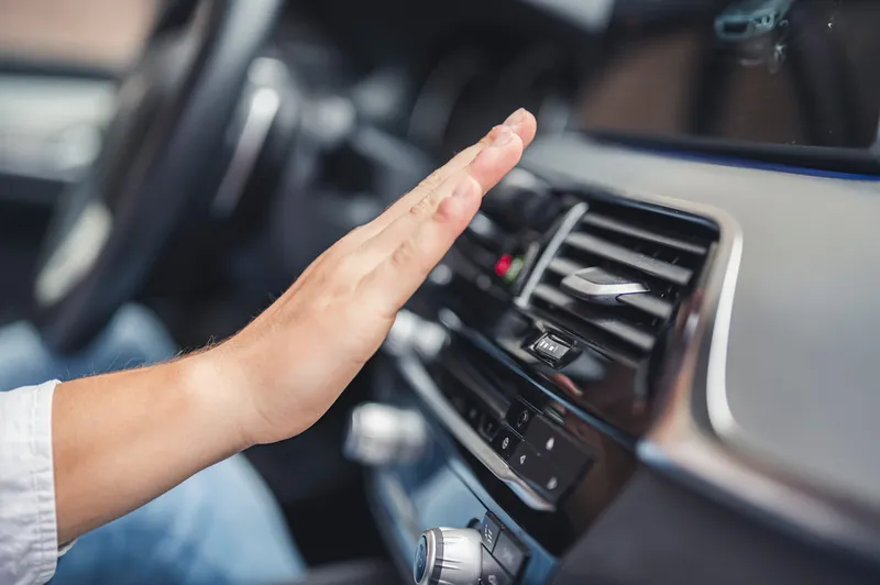 Autonomia mașinilor electrice scade cu p&acirc;nă la 30%, din cauza utilizării aerului condiționat și a nevoii baterilor de răcire, iar timpii de &icirc;ncărcare cresc - Foto: magnific.com