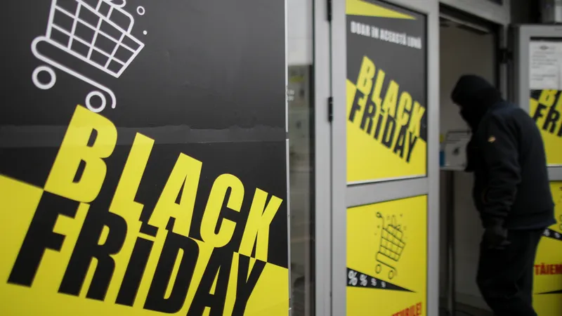 Black Friday. Preşedintele ANPC recomandă consumatorilor să verifice cu atenție preţurile - FOTO: Inquam Photos / Octav Ganea