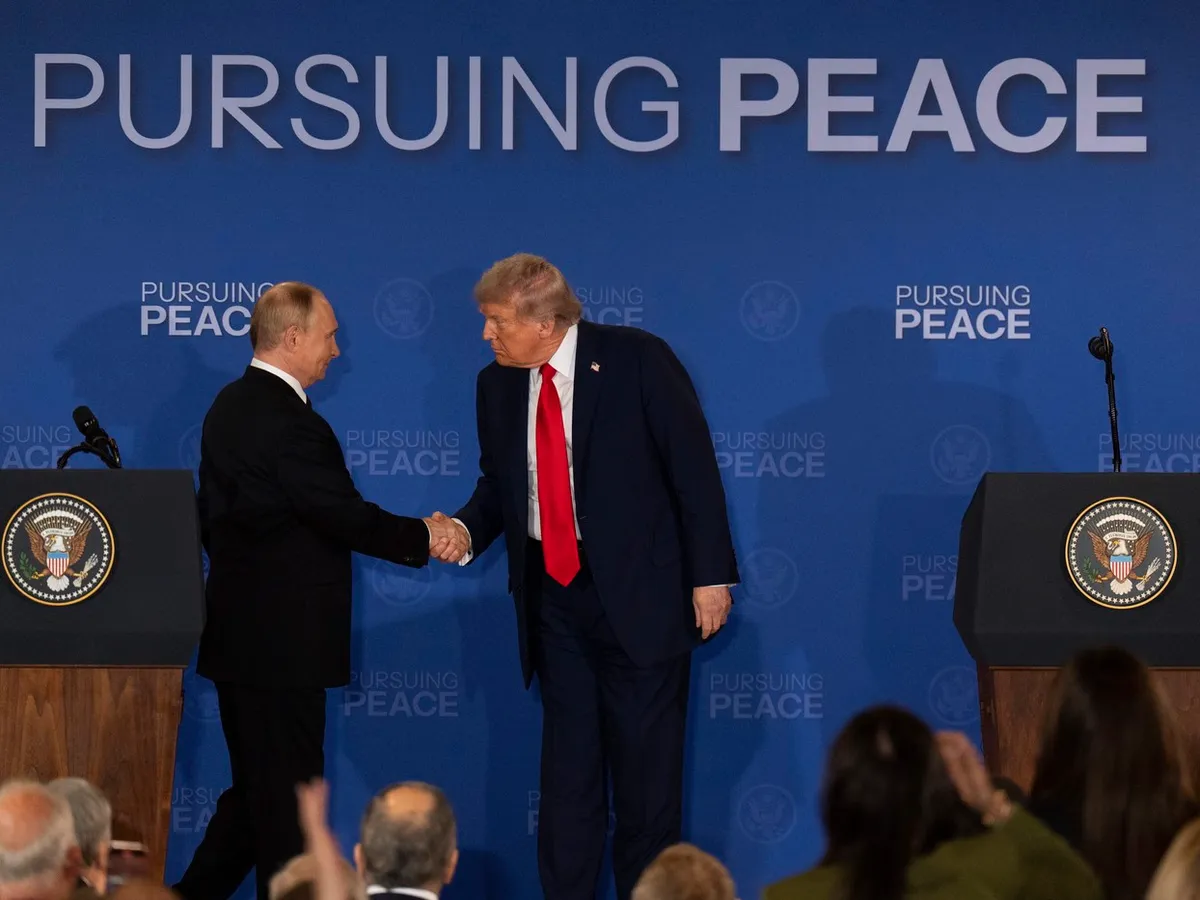 Vladimir Putin dă mâna cu Donald Trump - Foto: Profimedia Images (Imagine cu rol ilustrativ)