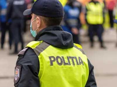 Polițist în uniformă pe stradă - Foto: Freepik (rol ilustrativ)