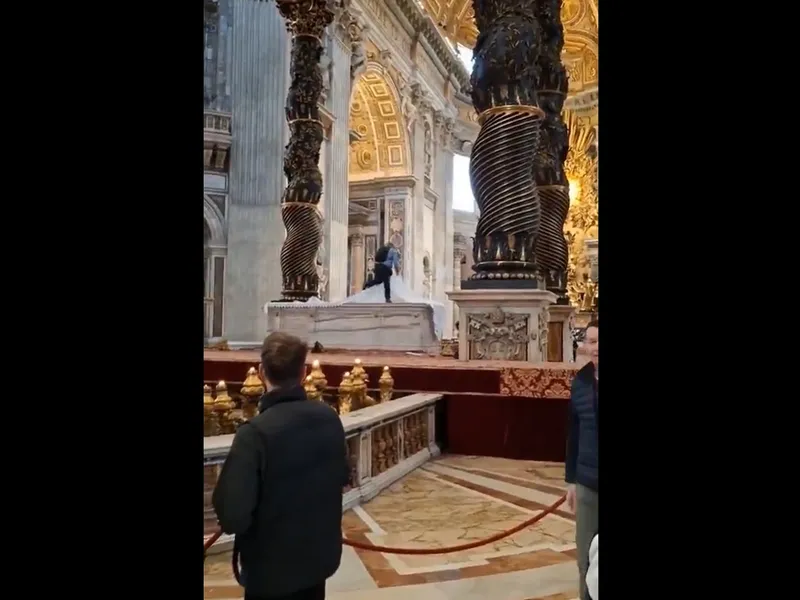 Un român s-a urcat pe altarul Bazilicii Sf. Petru de la Vatican și a spart mai multe sfeșnice - Foto: captură video