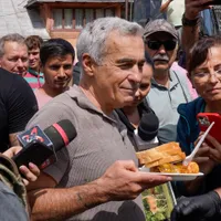 Scandal la Broșteni. Fanii lui Georgescu și Simion au cerut mâncarea pompierilor și au făcut scandal - Foto: Inquam Photos / Saul Pop